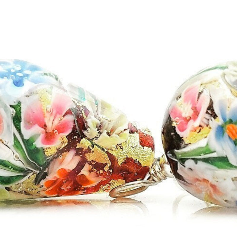 Florale Murano-Glasperlen in Nahaufnahme