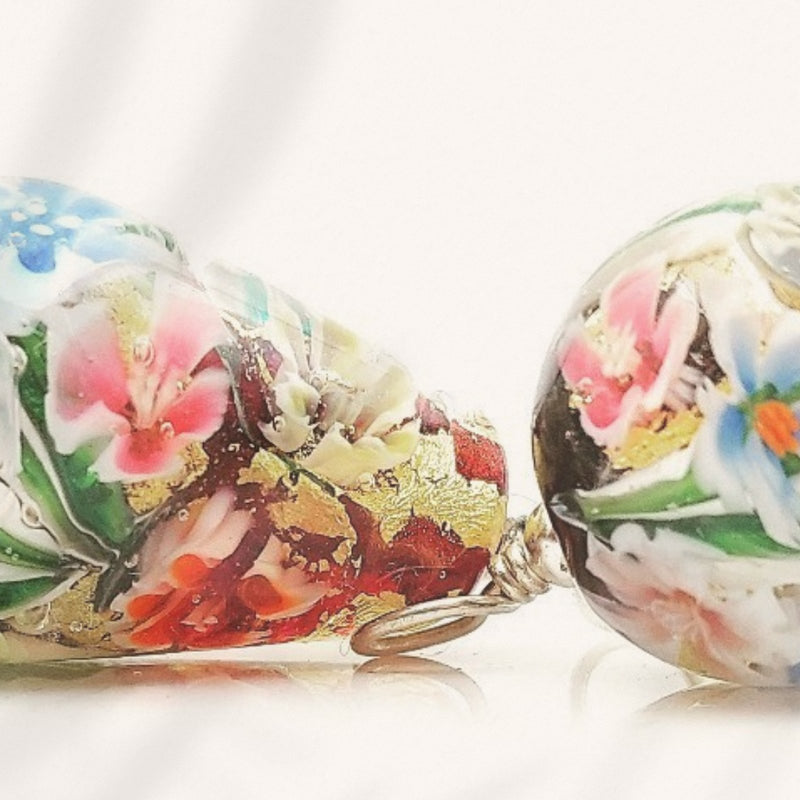 Murano-Glasperle mit floralem Muster auf Weiß