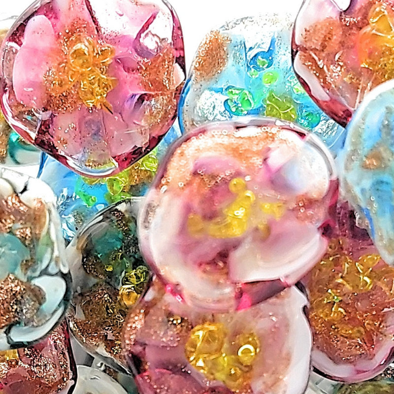 Farbenfrohe Murano-Glasperlen mit Blütenmotiven