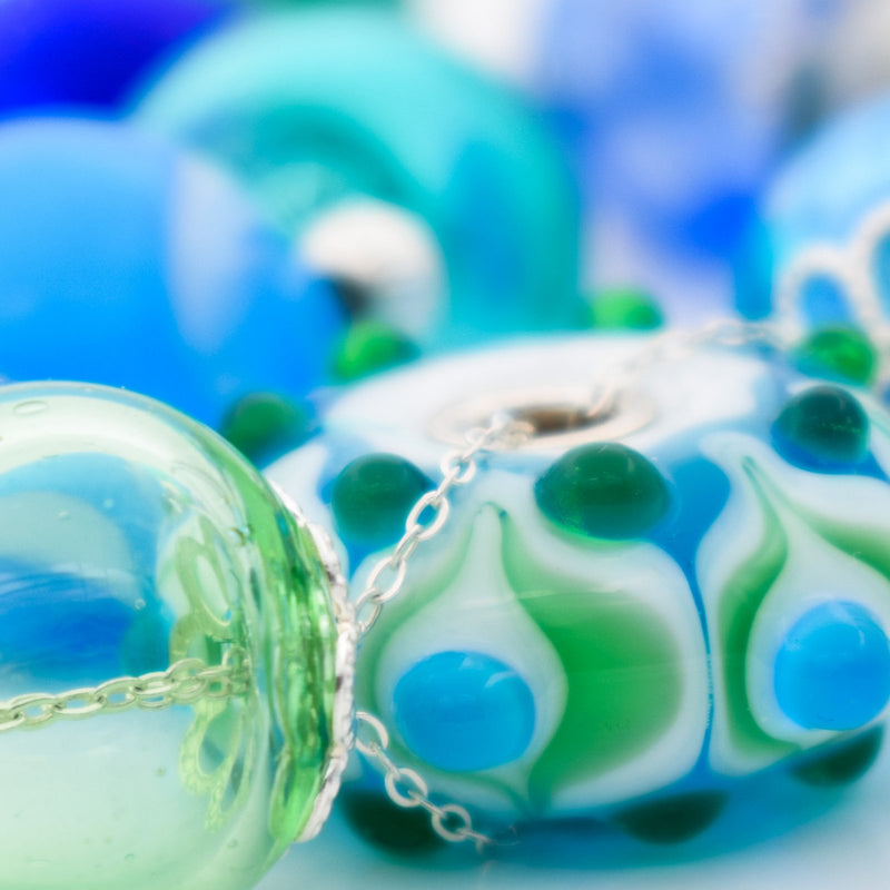 Blau-türkise Murano-Glasperlen in Nahaufnahme